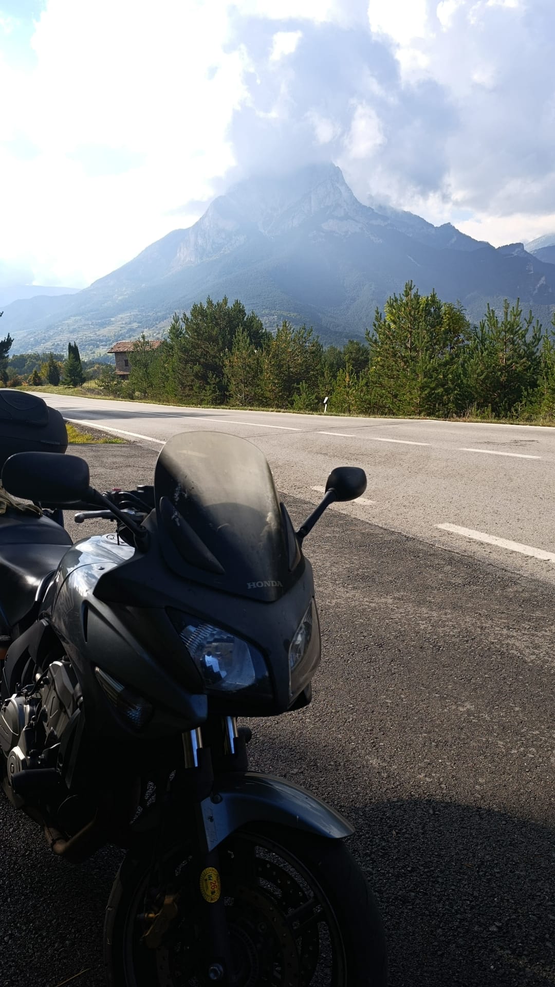 Moto Honda frente al Pedraforca en una ruta por Tuixent, Catalunya