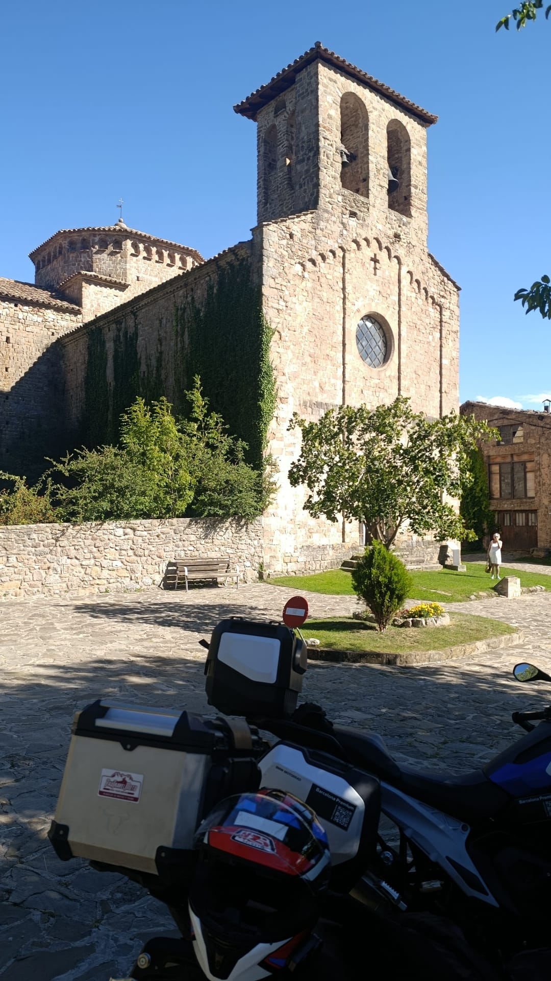 Moto BMW frente a l'església romànica de Sant Jaume de Frontanyà, Pirineu